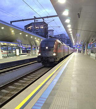 The Vienna to Venice sleeper pulling into Vienna Station
